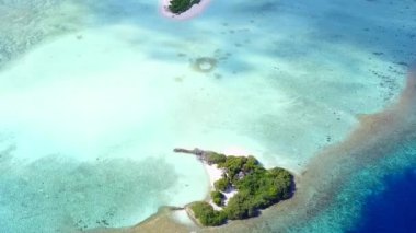 Berrak deniz ve temiz kum arka planıyla cennet gibi bir sahil macerası.