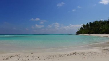 Güneşli cennet manzarası plaj saati sığ su ve güneş doğduktan sonra beyaz kum arka planı