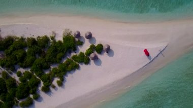 Deniz adası sahil macerasının romantik dokusu. Temiz bir göl ve kumsal kenarında beyaz kumlu bir zemin.