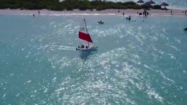 Mavi yeşil lagün ve güneş doğduktan sonra beyaz kum arka planının güzel sahil seyahatinin romantik turizmi