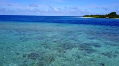 Cennet sahili deniz manzarası. Mavi lagün ve parlak kumlu arka plan.