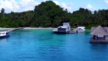 Mavi yeşil deniz kıyısındaki egzotik sahil yolculuğunun boş soyutu, tatil köyünün yakınında beyaz kumlu bir zemin.