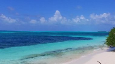 Gün batımından önce şeffaf göl kenarındaki egzotik deniz kıyısı gezisi ve parlak kum arka planının soyutlamasını kapat.