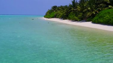 Sahil kenarının güneşli manzarası. Mavi deniz manzaralı, kumlu arka planda, kumsalda.