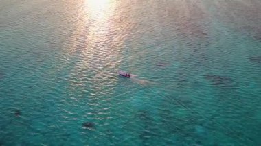 Mavi yeşil deniz kıyısındaki deniz lagünbatımından önce sıcak deniz manzarası ve parlak kumlu arka plan