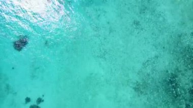 Deniz adası sahil gezisinin gündüz panorama 'sı gün doğumundan sonra açık deniz ve beyaz kum arka planı