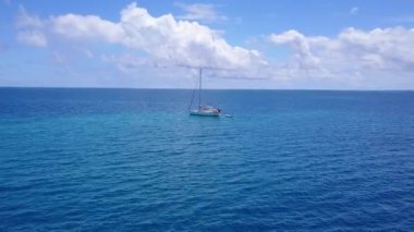 Yaz turizmi, mükemmel turistik plaj macerası. Mavi okyanus, gün batımından önce beyaz kum arka planlı.