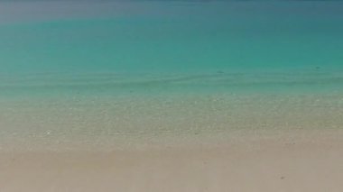 Mavi deniz kıyısında güzel sahil tatilinin geniş açılı seyahati ve resifin yakınında beyaz kumlu arka plan.