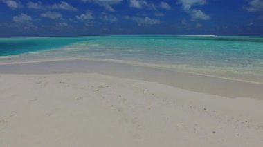 Mükemmel sahil sahili manzarasını kapatın. Resifin yakınındaki beyaz kum arka planına sahip mavi okyanus kıyısında mola verin.