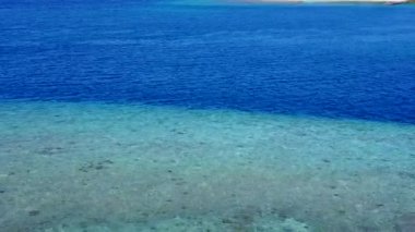 Turkuaz lagünün yanında cennet sahili sahil saatinin romantik dokusu ve sörfün yanındaki parlak kum arka planı.