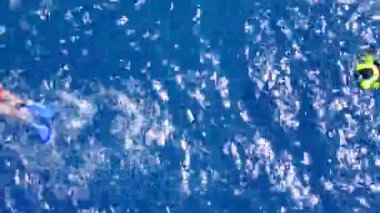 Dalgalara yakın beyaz kum arka planına sahip mavi lagünün yanındaki cennet sahili plaj manzarası.