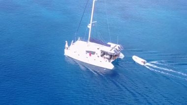 Cennet kıyı şeridi sahil yolculuğunun geniş açılı dokusu açık okyanus kıyısında, resifin yanında beyaz kumlu arka planda.
