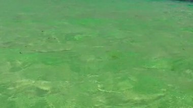 Mavi okyanus kıyısındaki mükemmel lagün plaj gezisinin romantik manzarası ve dalgalara yakın beyaz kumlu arka plan