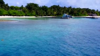 Mavi göl kıyısındaki lüks sahil yolculuğunun güneşli gökyüzü ve sörfün yanında beyaz kumlu arka plan