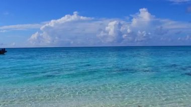 Sahil kıyısının güneşli manzarası sığ deniz ve kumlu arka plan