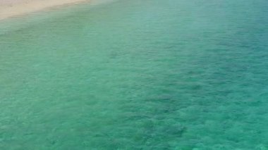 Yaz mevsimi turistik plaj yaşam tarzının mavi okyanus ve beyaz kumlu arka plan güneş ışığı