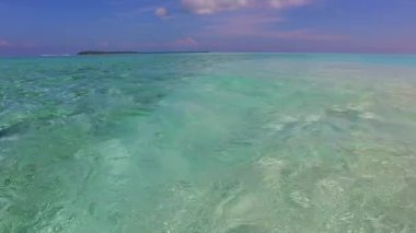 Günbatımından önce beyaz kum arkaplanlı mavi gölün kıyısında mükemmel deniz kıyısı seyahati