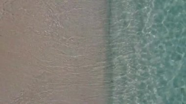 Sahil kenarındaki cennet gibi deniz yolculuğunun yakın mesafeden kumsala yakın beyaz kumlu arka planı var.