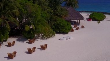 Güneş doğduktan sonra beyaz kumlu arka planlı, mavi deniz kıyısında tropikal tatil beldelerinin boş dokusu