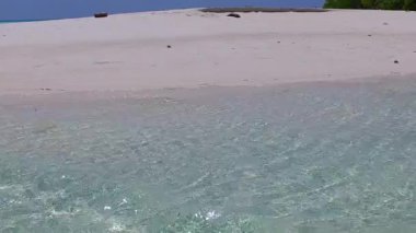 Mavi okyanus kıyısındaki tropikal deniz manzaralı ve palmiyelerin yanında beyaz kumlu arka planı olan uzay manzarasını kopyala