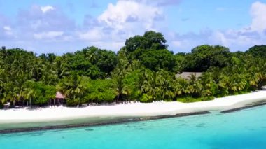 Güneşli deniz manzaralı sakin plaj turkuaz deniz ve güneş doğduktan sonra beyaz kum arka planı.