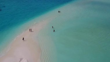 Parlak kum arka planlı mavi deniz kıyısında tropikal turist plaj gezisinin hava aracı manzarası