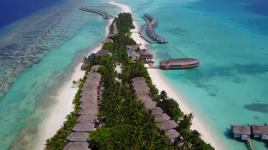 Aqua mavi su ve dalgalara yakın beyaz kumlu arka plan ile güzel turistik plaj yolculuğunun güneşli soyutlaması