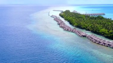 Romantik soyut cennet sahili plaj tatili. Mavi su kenarında, güneş doğduktan sonra beyaz kumlu arka planda.