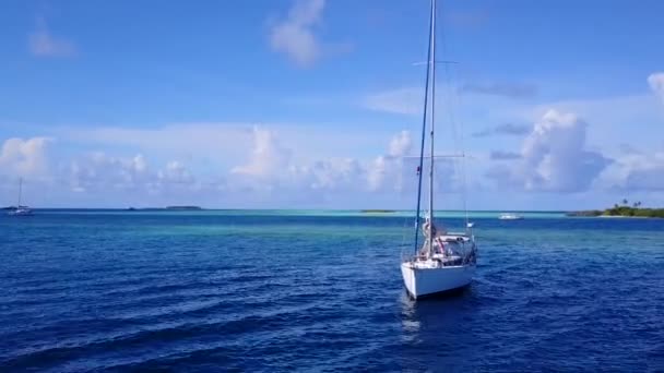 Luchtfoto textuur van luxe strand vakantie aan zee door blauwe oceaan met wit zand achtergrond — Stockvideo
