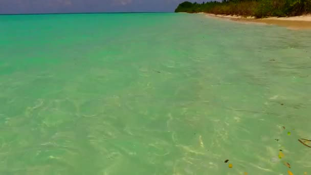 Verão natureza de tranquilo mar vista praia quebrar por água azul e areia branca fundo perto de sandbar — Vídeo de Stock