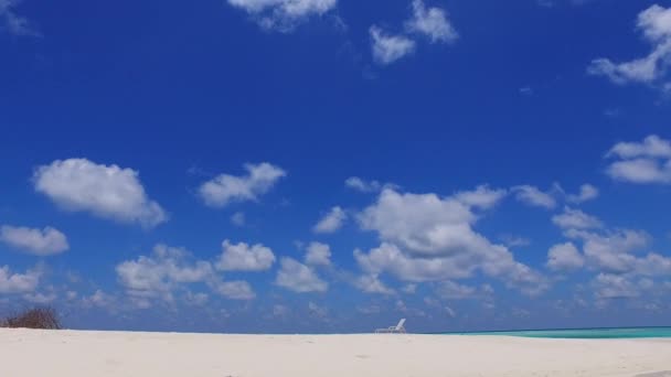 Sommar abstrakt av tropiska viken stranden bryta av klart hav med ljus sand bakgrund nära sandbar — Stockvideo
