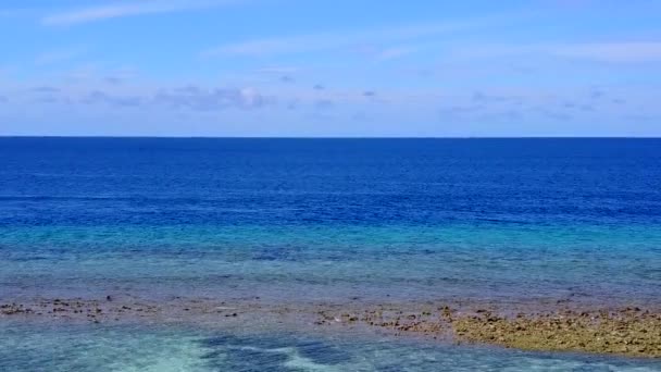 맑은 바다 해변의 평온 한 하늘 파도 근처에 밝은 모래 배경이 있는 맑은 바다 — 비디오