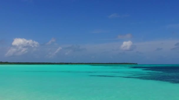 Texture diurna di relax isola spiaggia stile di vita da acqua turchese con sfondo di sabbia bianca vicino banco di sabbia — Video Stock