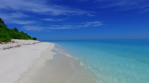 Egzotik sahil şeridinin romantik manzarası dalgalara yakın beyaz kumlu arka planla mavi deniz kıyısında kırılıyor. — Stok video