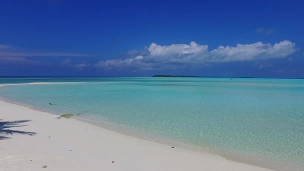 Amplia naturaleza angular del tranquilo viaje a la playa por el océano claro con fondo de arena blanca a la luz del sol — Vídeo de stock