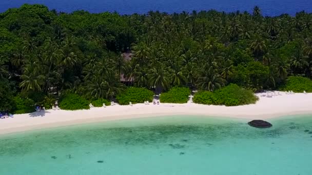 Close-up landschap van perfecte kustlijn strand reis door aqua blauwe zee en schoon zand achtergrond in de buurt van zandbank — Stockvideo