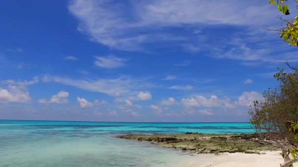 Menutup pariwisata surga liburan pantai resor dengan laut dangkal dan latar belakang berpasir putih di bawah sinar matahari — Stok Video