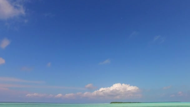 Sunny elvont idilli lagúna strand nyaralás átlátszó óceán és fehér homokos háttér közelében homokos part — Stock videók