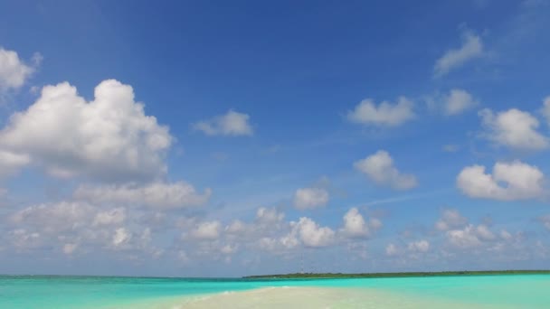 Słoneczny abstrakt pięknej przygody plaży turystycznej przez płytkie morze i białe piaszczyste tło w pobliżu palm — Wideo stockowe
