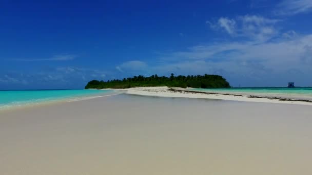 Panorama aéreo de lujo resort playa viaje por aqua azul océano con fondo de arena blanca — Vídeos de Stock