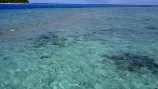 Close up texture della laguna esotica viaggio in spiaggia da mare limpido con sfondo di sabbia bianca alla luce del sole — Video Stock