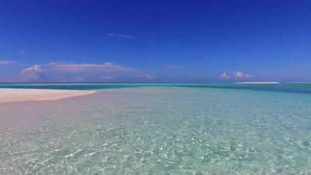Panorama siang hari liburan pantai yang sempurna oleh air hijau biru dan latar belakang berpasir putih di bawah sinar matahari — Stok Video