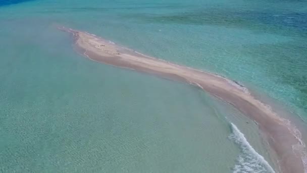 흰색 모래 배경이 있는 푸른 초호가 열 대의 해 변 생활을 하는 공중 드론 지형 — 비디오