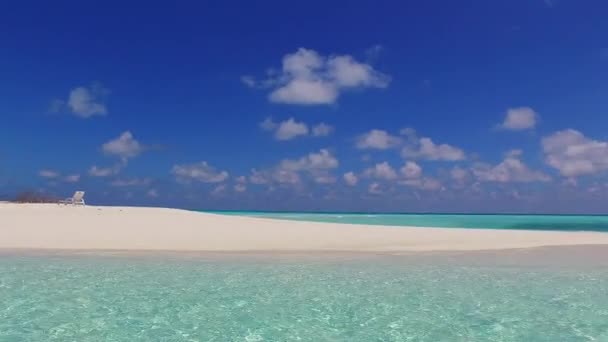 Natureza ensolarada do paraíso costa praia férias por azul verde oceano e areia branca fundo perto de restinga — Vídeo de Stock