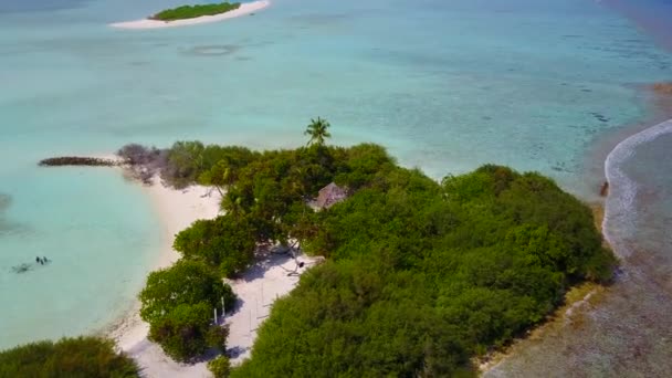 Zonnige reis van het paradijs aan zee strand vakantie door heldere oceaan en witte zand achtergrond in de buurt van zandbank — Stockvideo