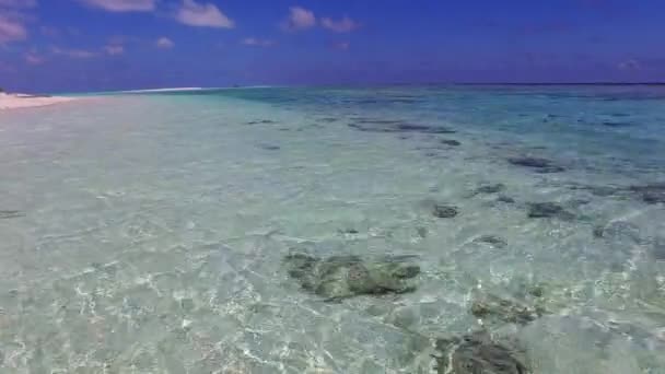 Tomma panorama över tropisk ö strand semester med blå hav med vit sand bakgrund nära vågor — Stockvideo