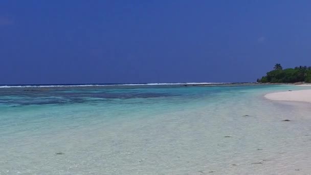 Weitwinkelfahrt mit ruhigem Meerblick durch die blaue grüne Lagune und hellen Sandhintergrund nach Sonnenaufgang — Stockvideo