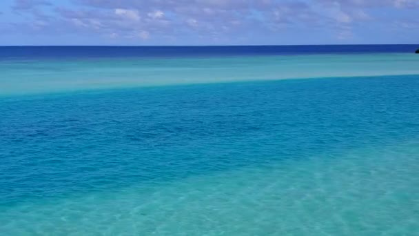 Воздушный беспилотный полет на идиллическом пляже с видом на море — стоковое видео