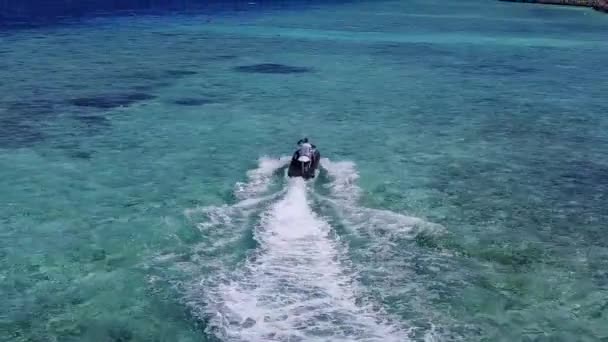 リゾートの近くにきれいな砂の背景と浅い水で静かな島のビーチ旅行の広い角度の風景 — ストック動画