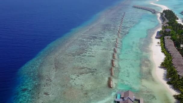 波の近くに白い砂の背景を持つ澄んだ水で熱帯の観光ビーチライフスタイルの抽象を閉じます — ストック動画